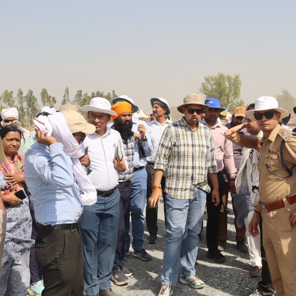 हरदोई में पीएम का कार्यक्रम, डीएम ने संभाली कमान:निरीक्षण कर देखी व्यवस्था, अभेद्य सुरक्षा और जीरो-ट्रैफिक जाम के दिए निर्देश