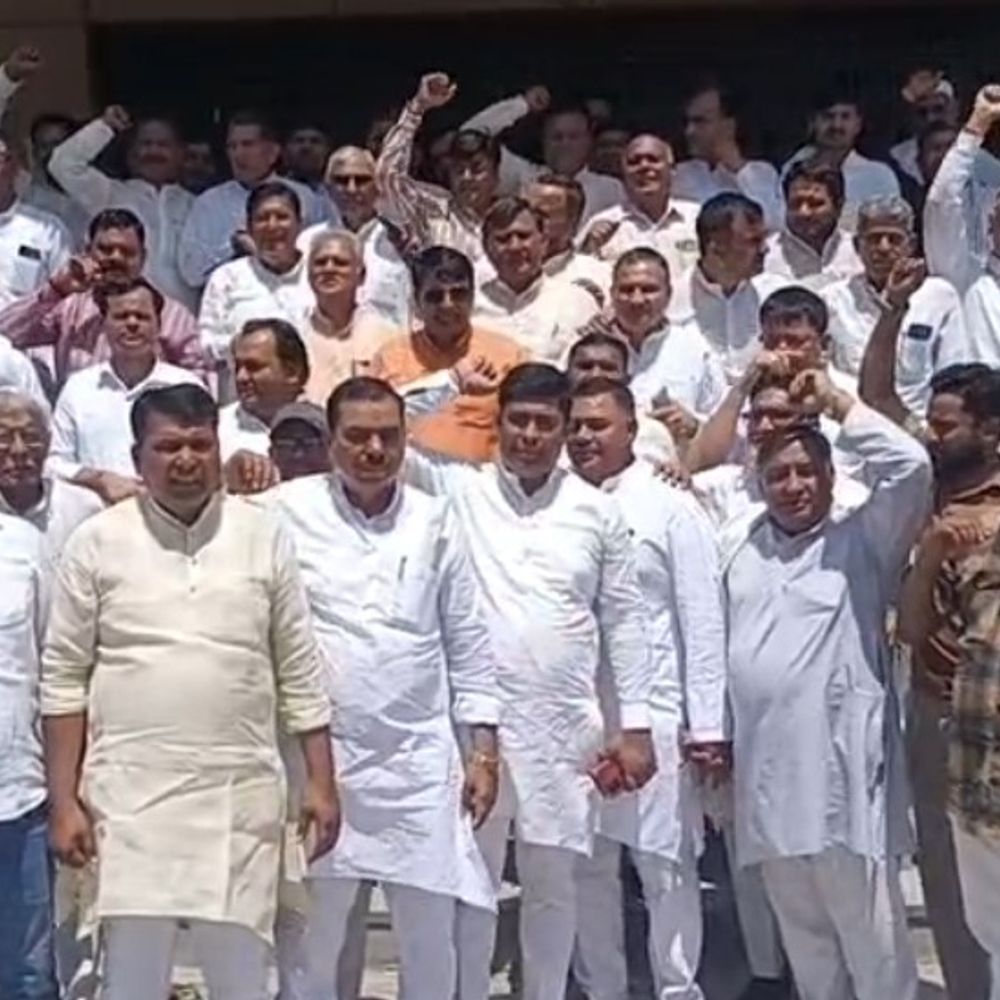 बागपत में ग्राम प्रधानों ने किया पैदल मार्च:कार्यकाल बढ़ाने की मांग पर डीएम को सौंपा ज्ञापन