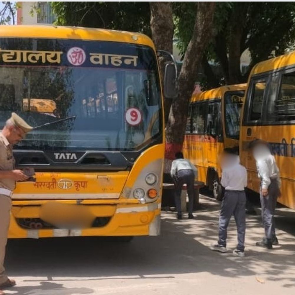 फतेहपुर में स्कूली वाहनों की सघन चेकिंग:  पुलिस ने सुरक्षा मानक जांचे, CCTV दुरुस्त रखने के निर्देश दिए – Fatehpur News