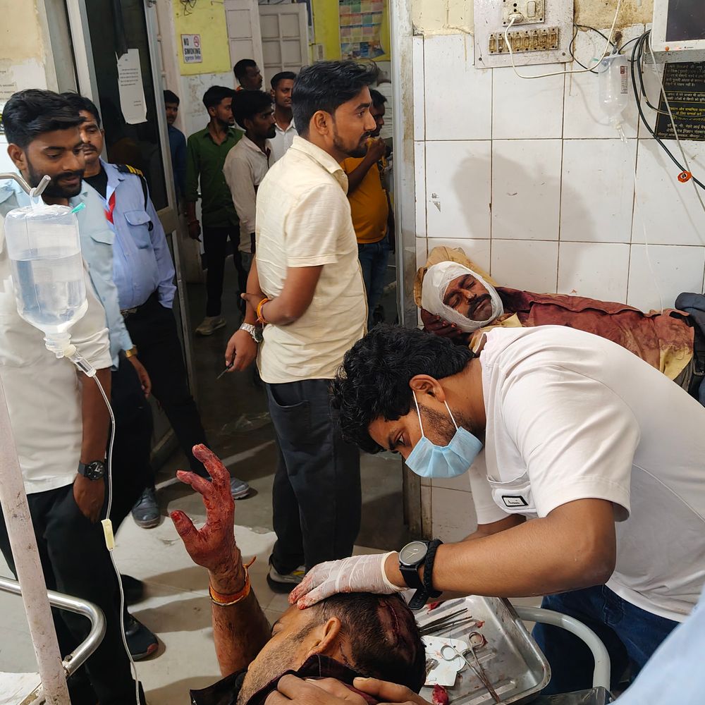 बच्चों के विवाद में सीतापुर में धारदार हथियार चले:दोनों पक्षों के 6 लोग गंभीर घायल, लखनऊ रेफर, पुलिस जांच में जुटी