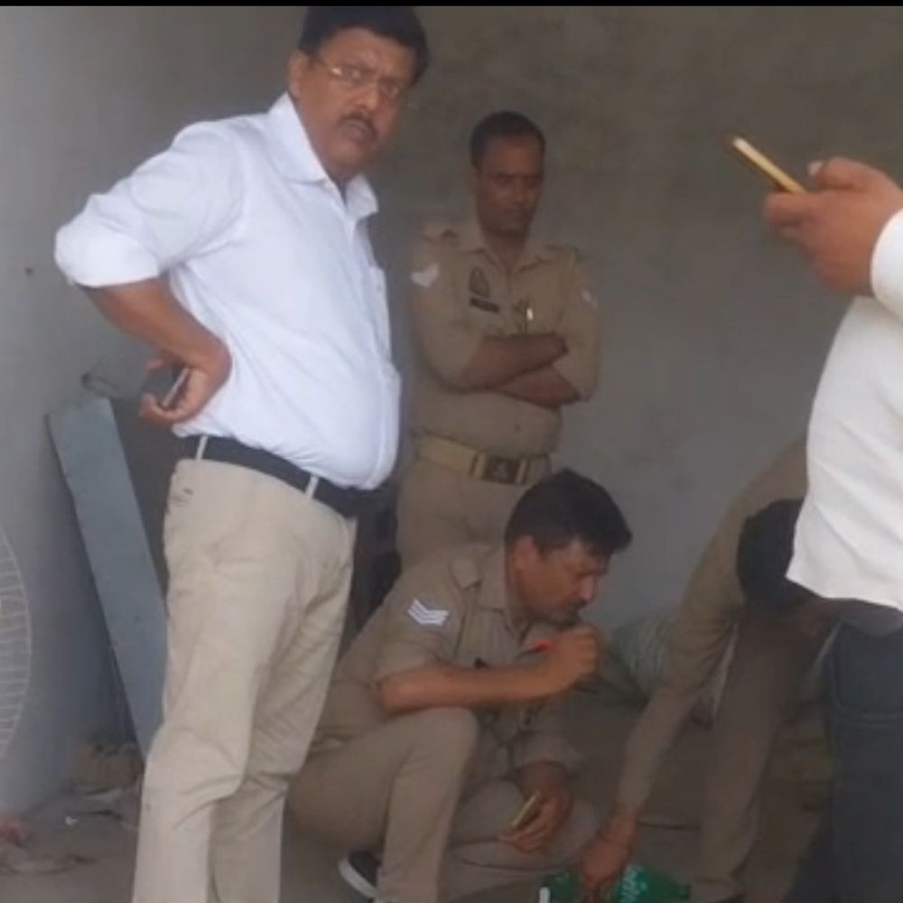 एटा में अवैध बिक्री के लिए रखी शराब मिली:आबकारी विभाग ने सील किया, बार कोड की होगी जांच