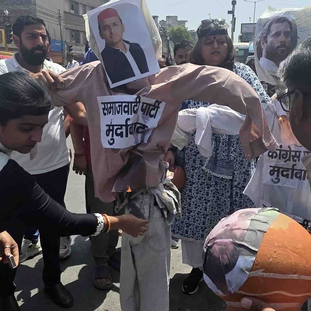 नारी शक्ति वंदन अधिनियम लागू करने की मांग:गाजियाबाद में महिलाओं का रानी लक्ष्मीबाई चौक पर प्रदर्शन