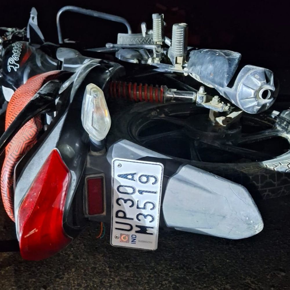 गंगा एक्सप्रेस-वे के पास हादसा, दो ममेरे भाइयों की मौत:बहन की शादी का तिलक चढ़ाने जा रहे थे, वाहन ने बाइक में मारी टक्कर