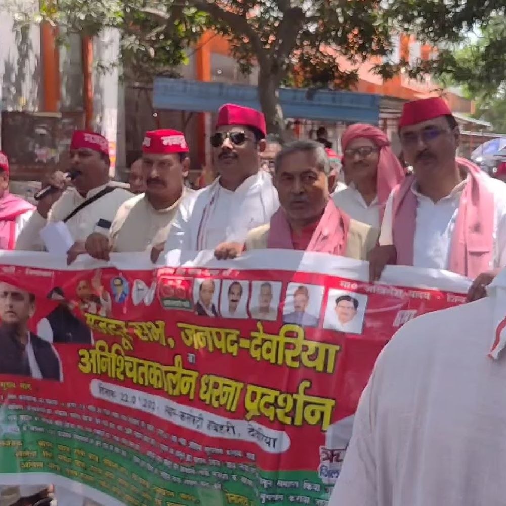 सपा मजदूर सभा का देवरिया में प्रदर्शन:नोएडा श्रमिक आंदोलन के समर्थन में राज्यपाल को ज्ञापन भेजा