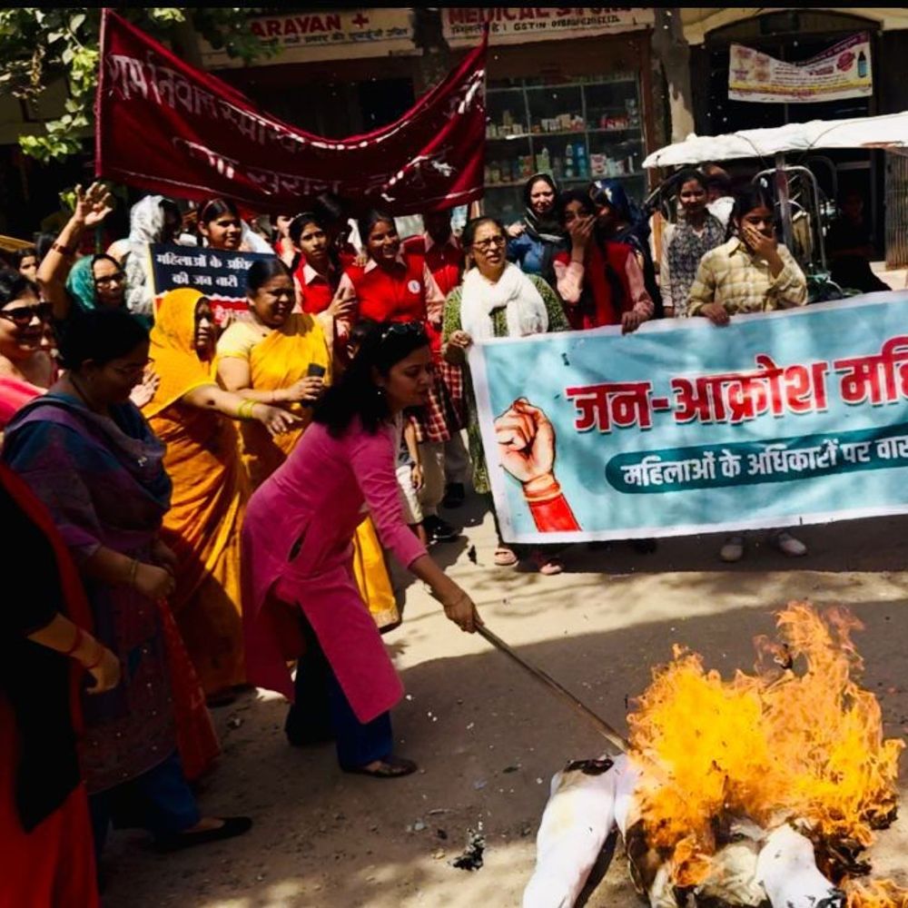 हापुड़ में भाजपा महिला मोर्चा का प्रदर्शन:महिला आक्रोश अभियान के तहत विपक्षी दलों का पुतला फूंका