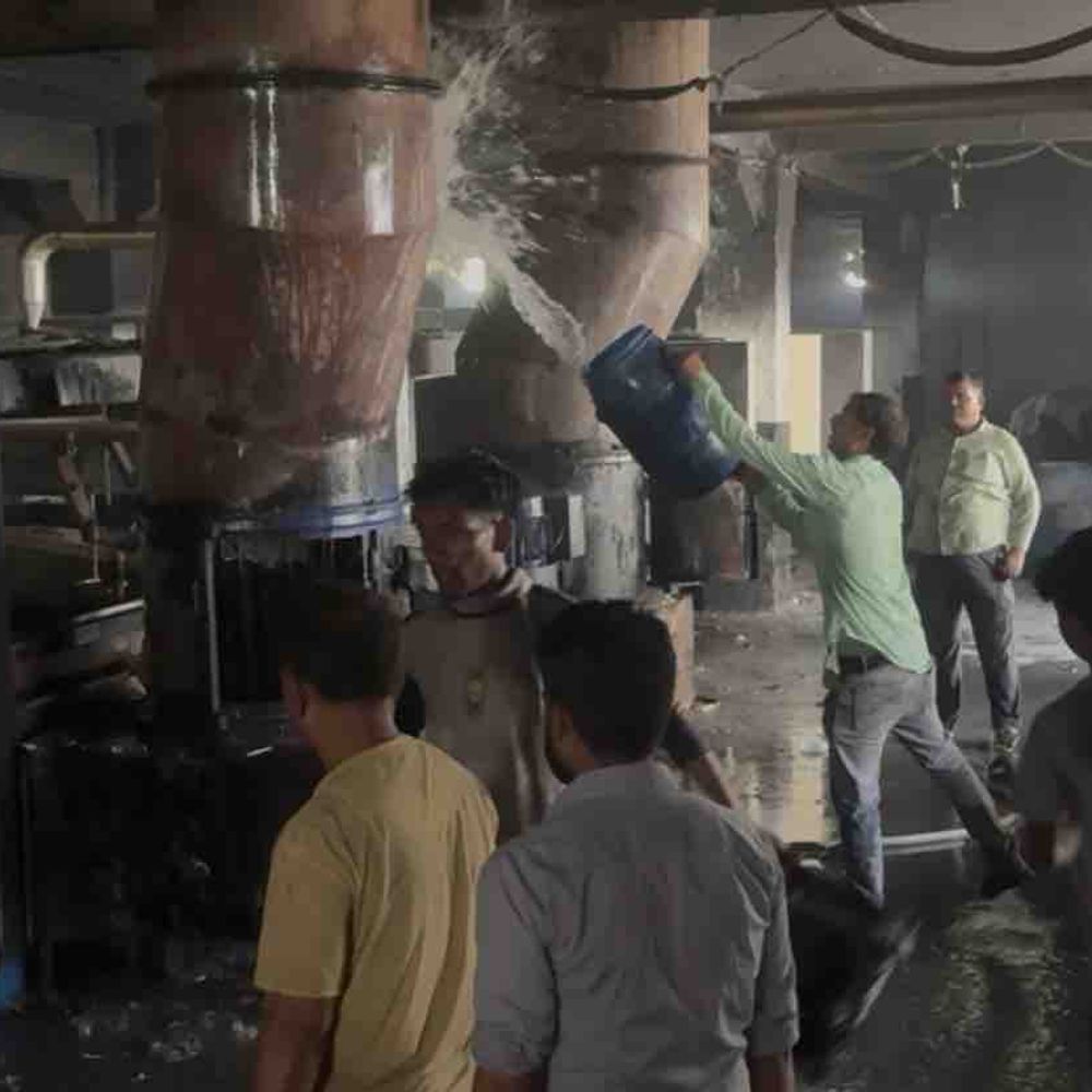 जाजमऊ की चमड़ा फैक्ट्री में आग:50 लाख की ऑटोमैटिक मशीन जली, फायर ब्रिगेड ने 15 मिनट में काबू पाया