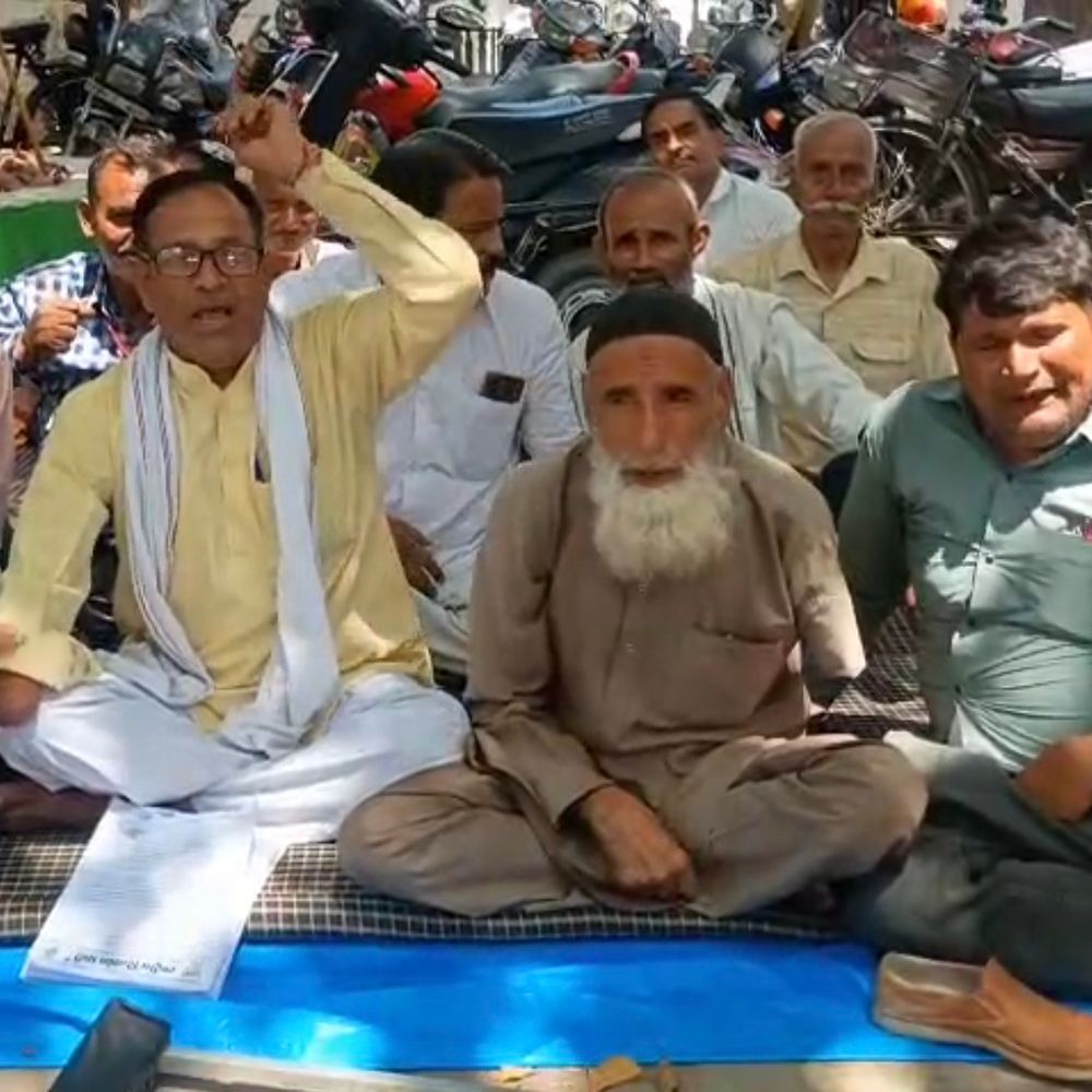 दिव्यांग पार्टी का बिजनौर कलेक्ट्रेट पर प्रदर्शन:दिव्यांग महिला उत्पीड़न मामले में कार्रवाई की मांग, ज्ञापन सौंपा