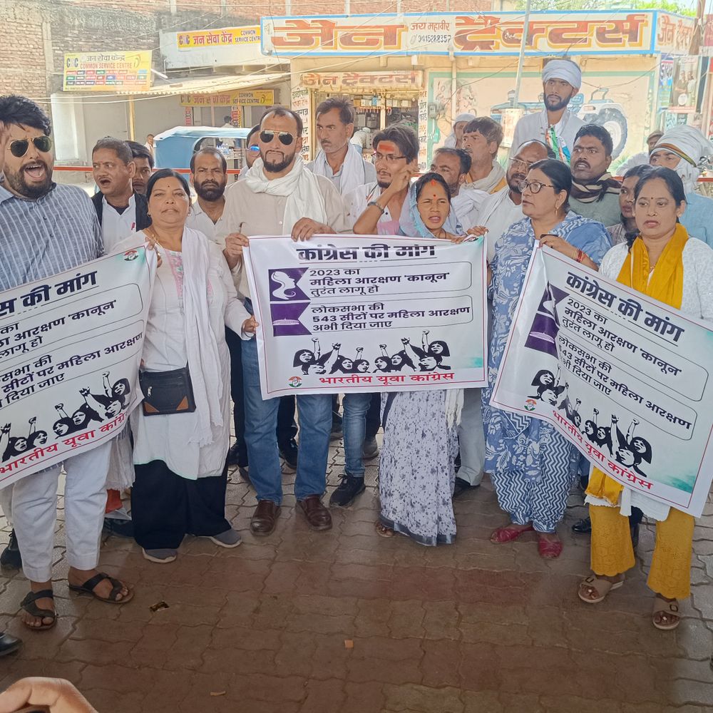 राहुल की तस्वीर से अभद्र व्यवहार पर कांग्रेसियों का प्रदर्शन:सोनभद्र में केंद्र सरकार के खिलाफ नारेबाजी, 4 थानों की पुलिस तैनात