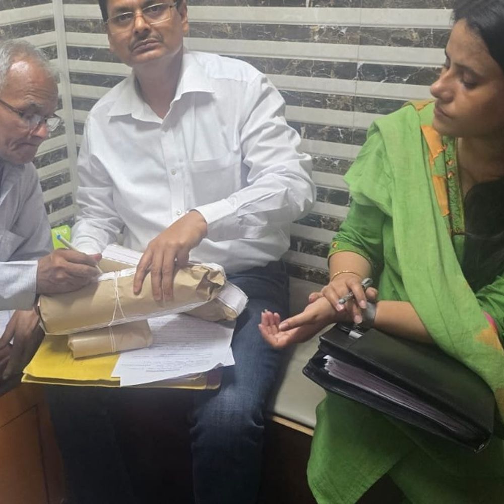 हापुड़ में खाद्य विभाग ने छापेमारी लिए 6 नमूने:कोल्ड ड्रिंक डिस्ट्रीब्यूटर समेत दो जगहों का नमूना प्रयोगशाला भेजा