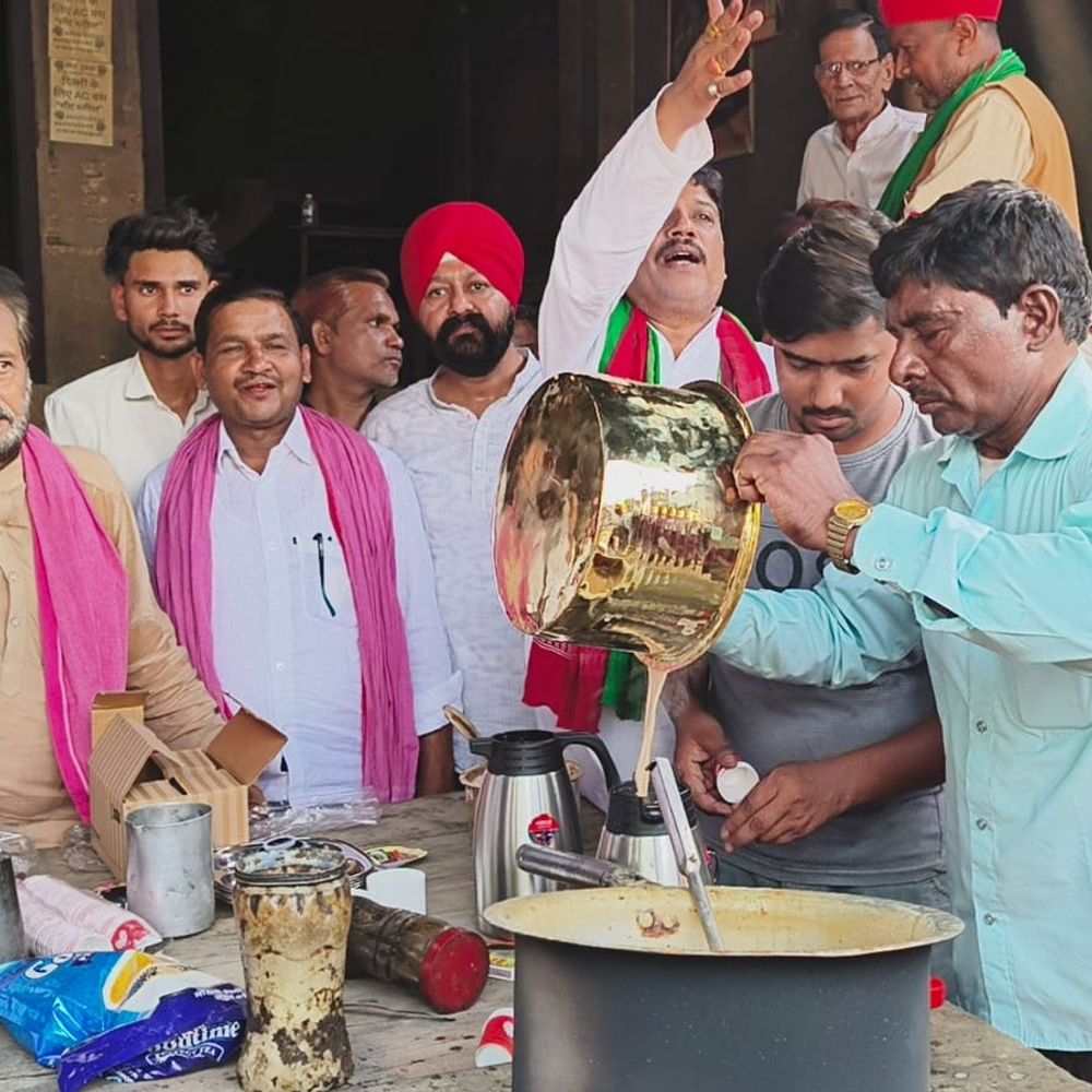 फतेहपुर में आर्यन चाय वाले ने खोली दुकान:अखिलेश यादव की दी केतली में बनाकर सपाइयों को पिलाई चाय