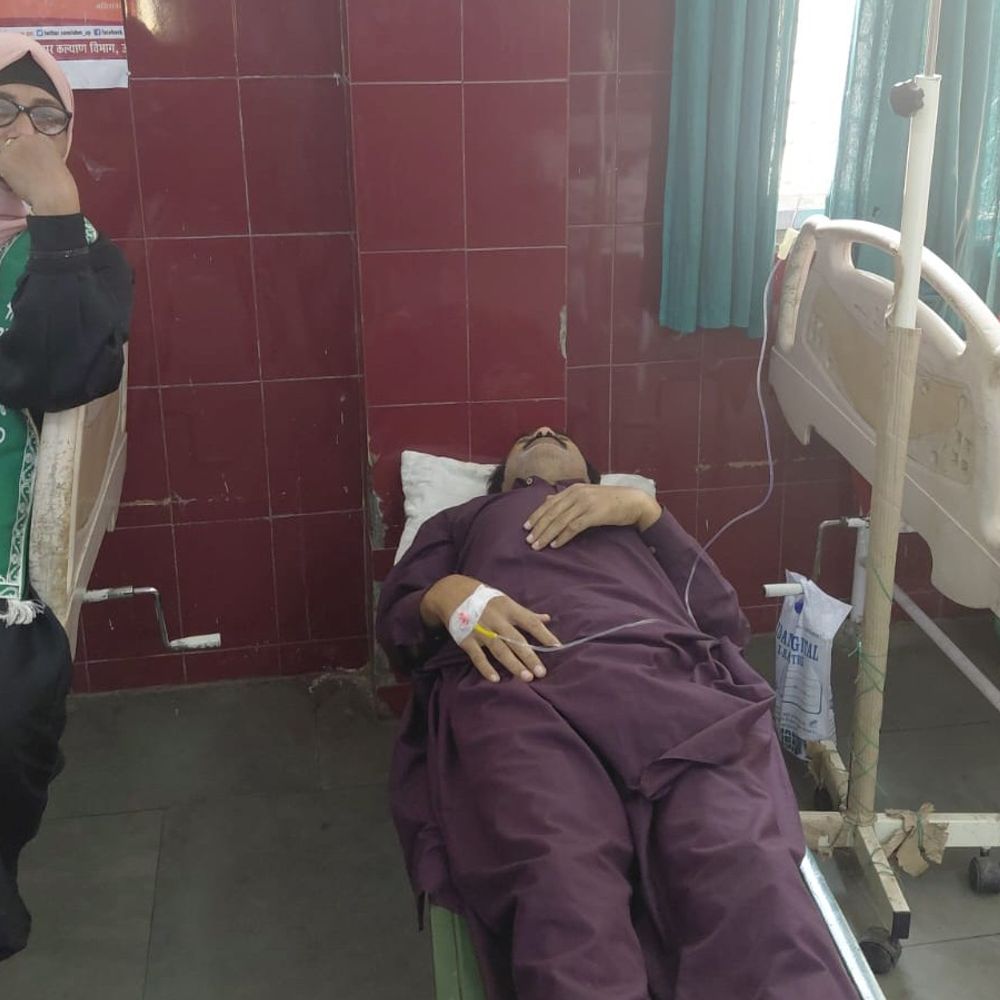 मरीजों की संख्या बढ़ी, स्ट्रेचर पर दे रहे इलाज:रामपुर में 150 बेड की क्षमता वाले अस्पताल में 428 मरीज भर्ती, प्रशासन चिंतित