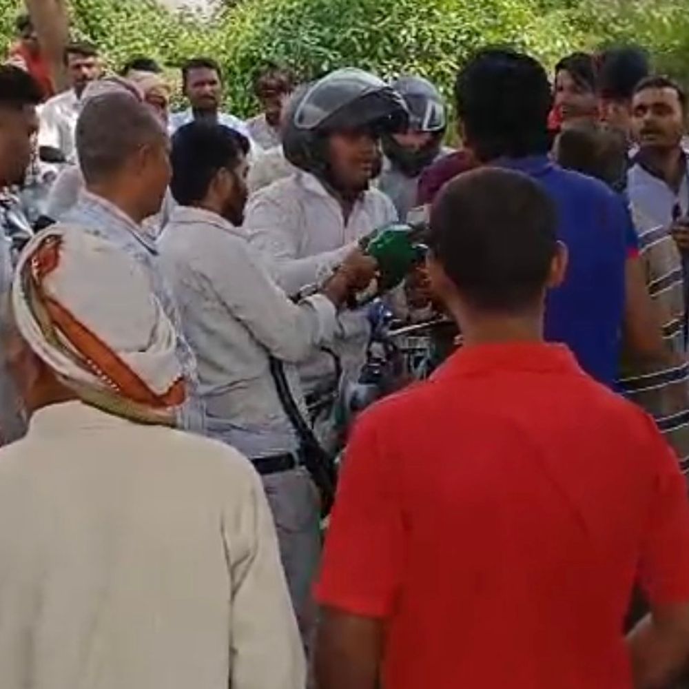 महराजगंज में पेट्रोल-डीजल के लिए लगी लंबी कतारें:आपूर्ति कम होने से बढ़ी समस्या, जिला पूर्ति अधिकारी बोले- पेट्रोल पंपों ईंधन मिल रहा है