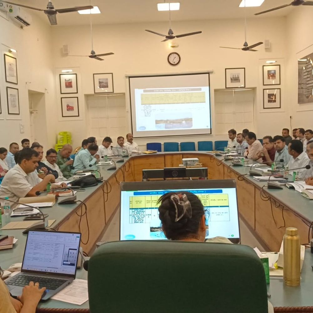 गोंडा डीएम ने निर्माण कार्यों में गुणवत्ता पर सख्त निर्देश:देर और लापरवाही पर होगी कठोर कार्रवाई, शासकीय धन की क्षति से बचें