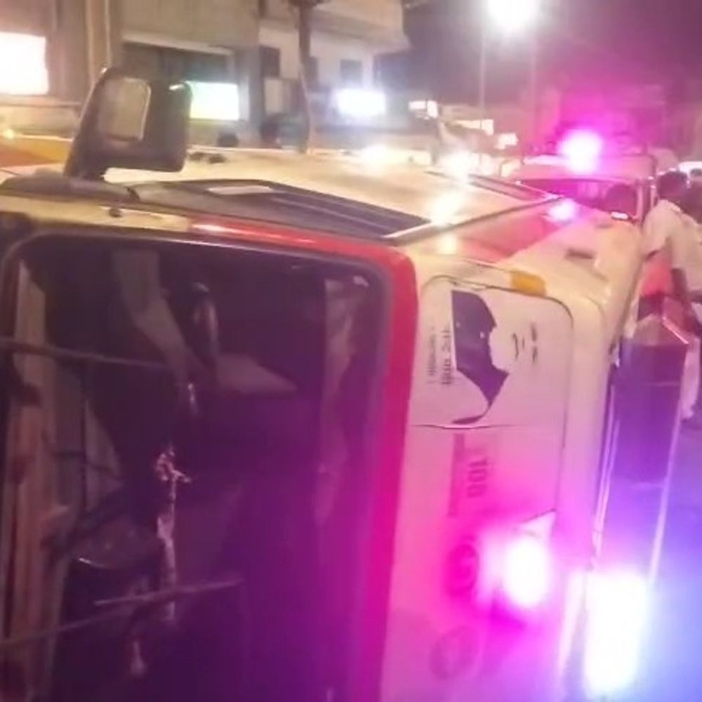 रायसेन में एंबुलेंस डिवाइडर से टकराकर पलटी:हादसे में गर्भवती समेत 4 घायल; गंभीर हालत में सभी भोपाल रेफर