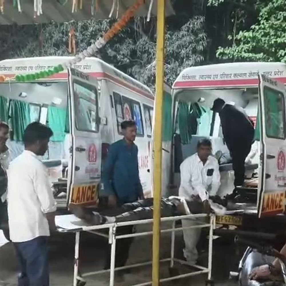 सीतापुर में ट्रैक्टर-ट्रॉली से भिड़ी बाइक, एक की मौत:बारात जा रहे बाइक सवार दो युवक गंभीर घायल, ट्रैक्टर चालक फरार