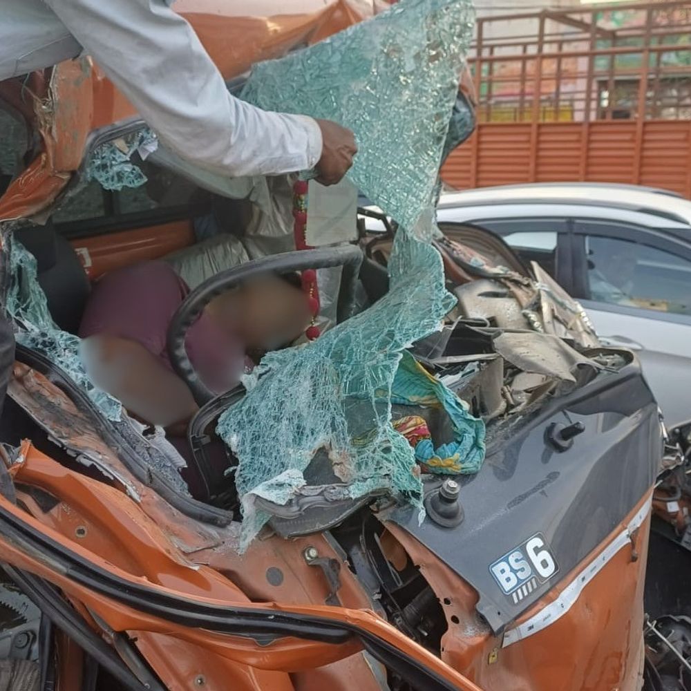 मेरठ में एनएच-58 पर हादसा, कैंटर चालक की मौत:डंपर में पीछे से घुसा कैंटर, उपचार के दौरान तोड़ा दम