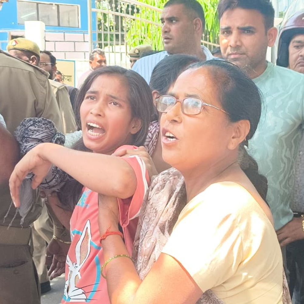 बरेली कलेक्ट्रेट गेट पर हंगामा:युवती को ले जाने की कोशिश, परिवारिक विवाद निकला मामला