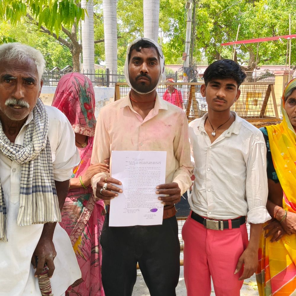 मैनपुरी में खेत पर दिव्यांग परिवार पर हमले का आरोप:गर्भवती महिला से भी की मारपीट, परिवार पहुंचा एसपी कार्यालय