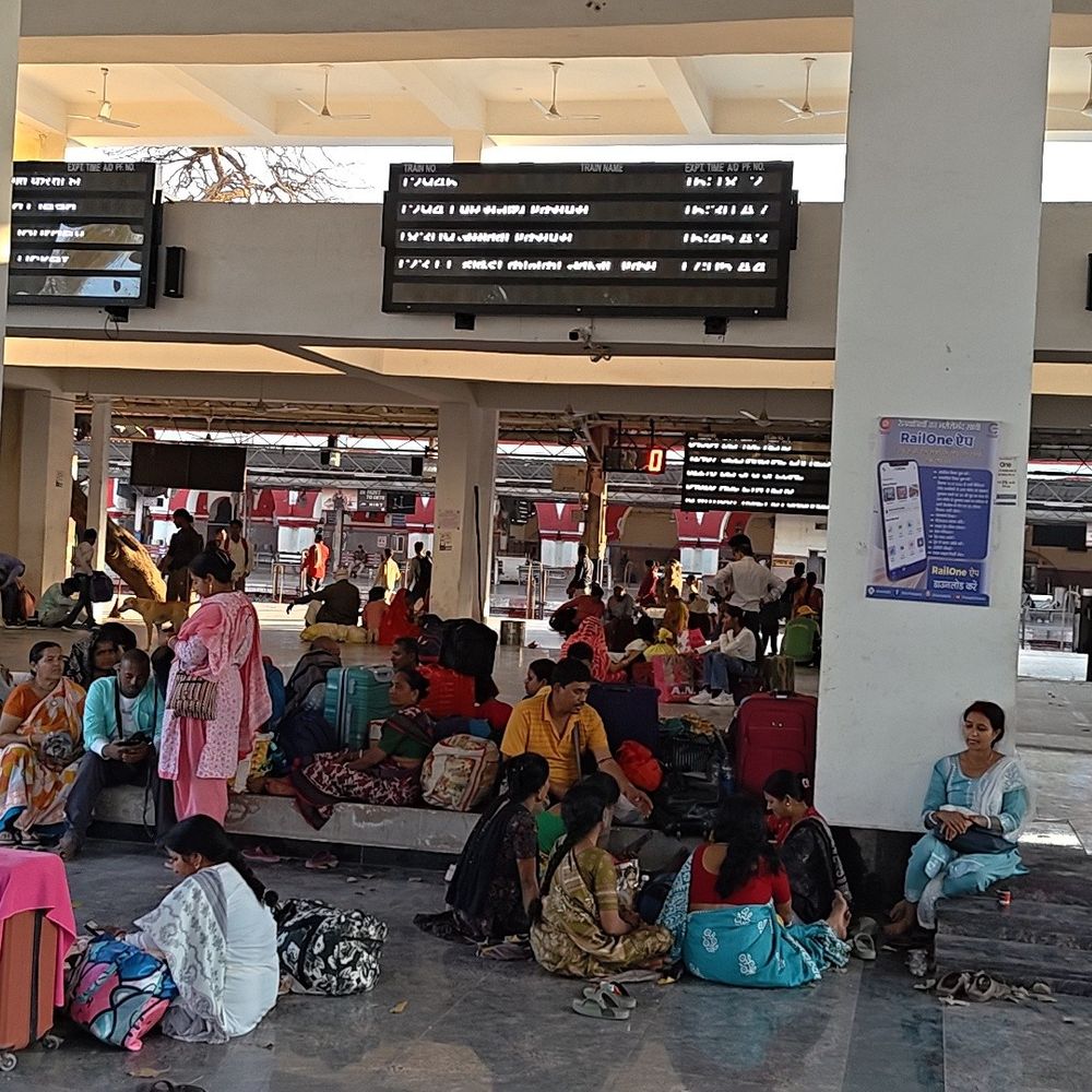 रेलवे ने 20 दिन में एक करोड़ से अधिक जुर्माना:टूंडला स्टेशन पर बिना टिकट यात्रियों के खिलाफ कार्रवाई