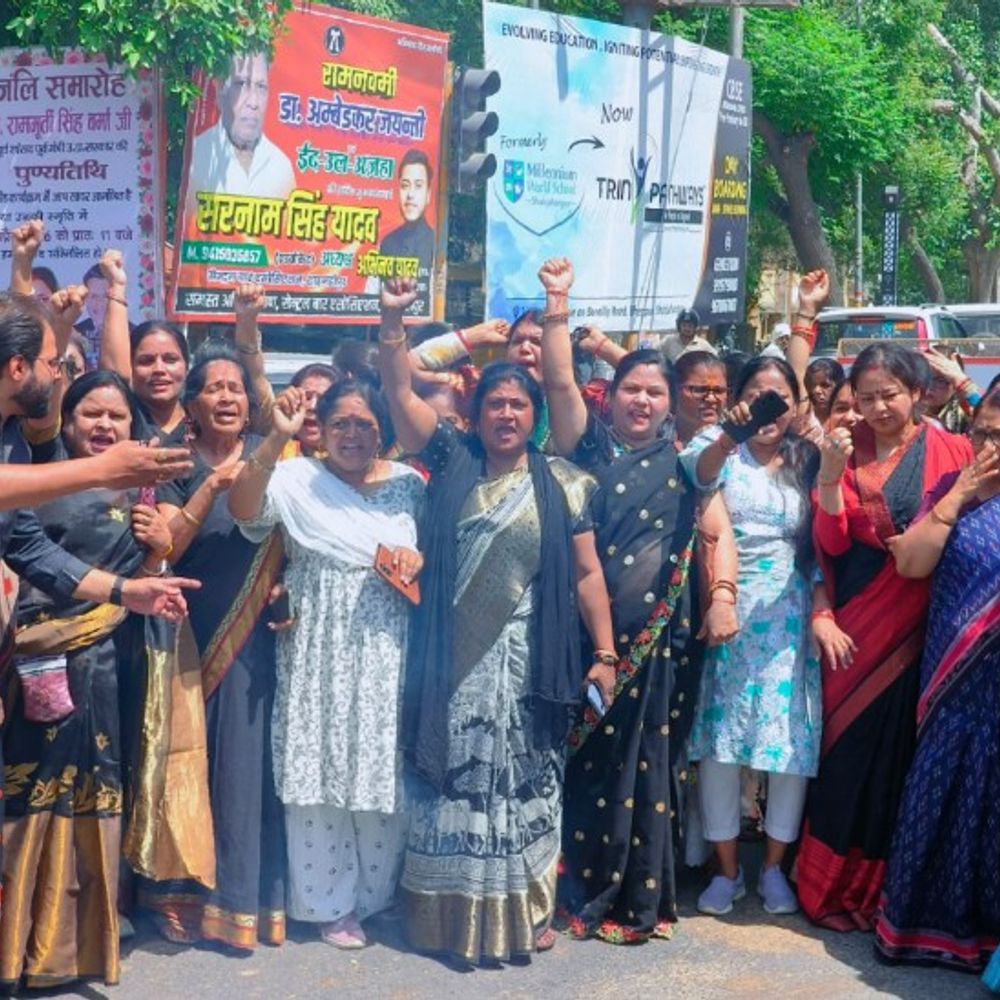 शाहजहांपुर में भाजपाइयों ने फूंका विपक्ष का पुतला:महापौर अर्चना वर्मा ने महिला विरोधी बताया, बिल पास न होने का विरोध