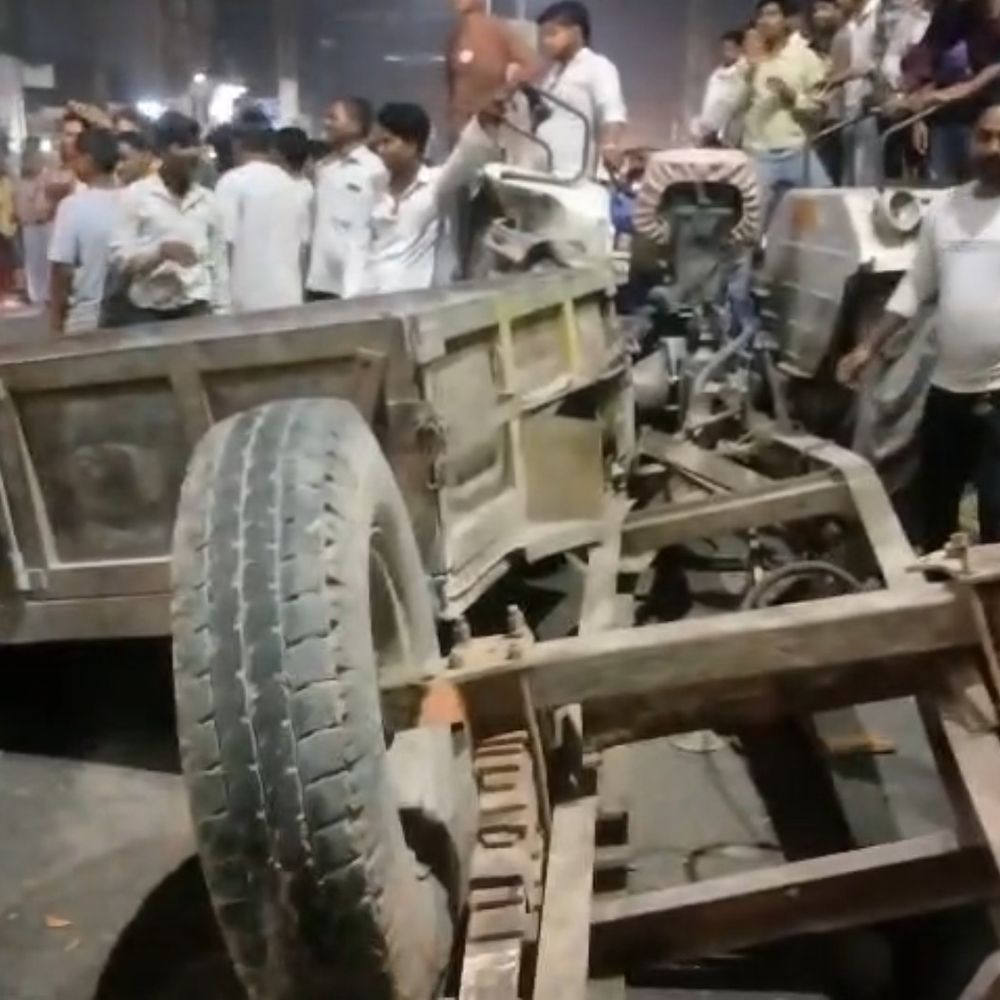 रोडवेज बस और ट्रैक्टर की टक्कर में चालक घायल:ओवरटेक के दौरान हुआ हादसा, यात्रियों में मची अफरा-तफरी