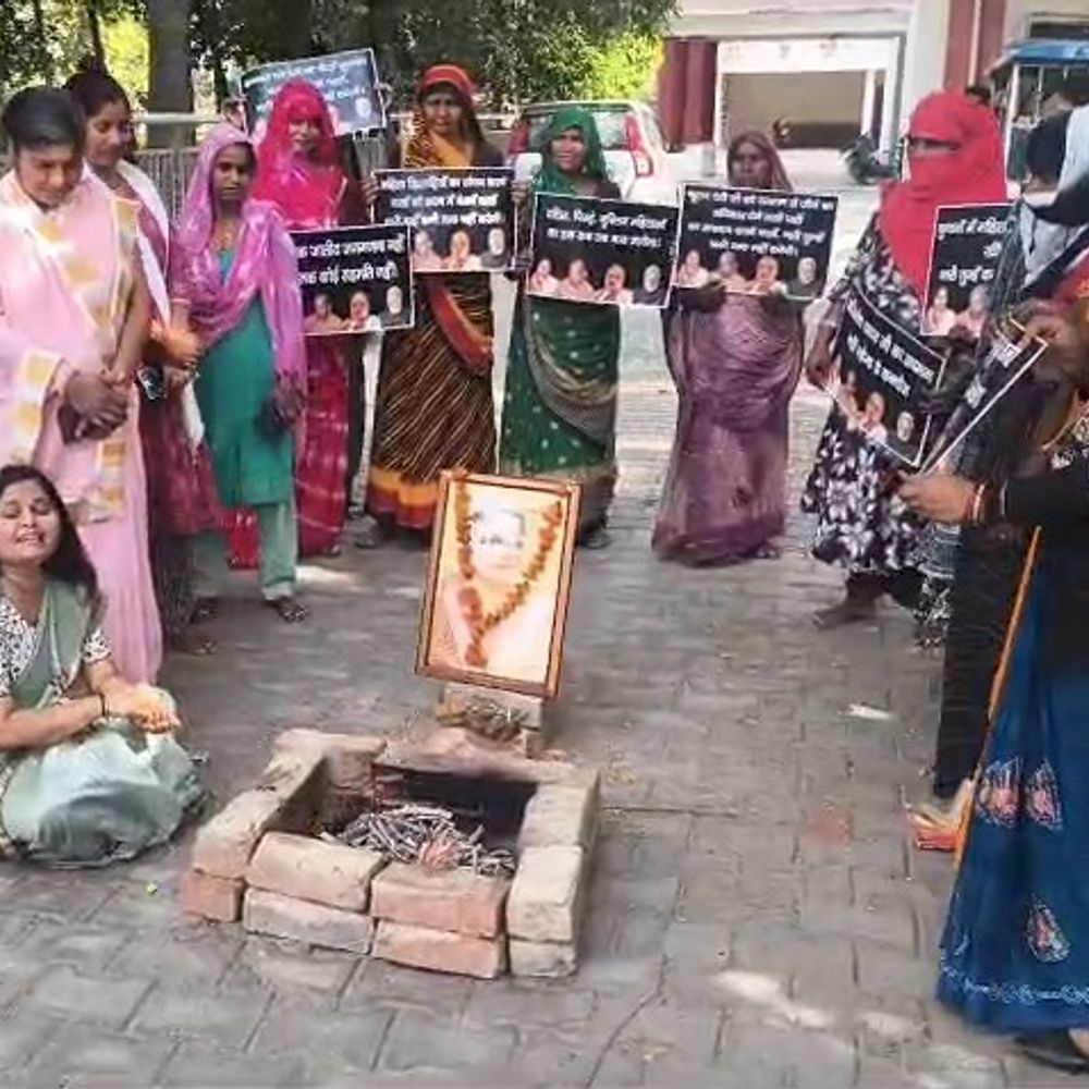 सपा महिला कार्यकर्ताओं का भाजपा विधायक के खिलाफ प्रदर्शन:कन्नौज में सद्बुद्धि के लिए हवन किया, गांधारी बताया
