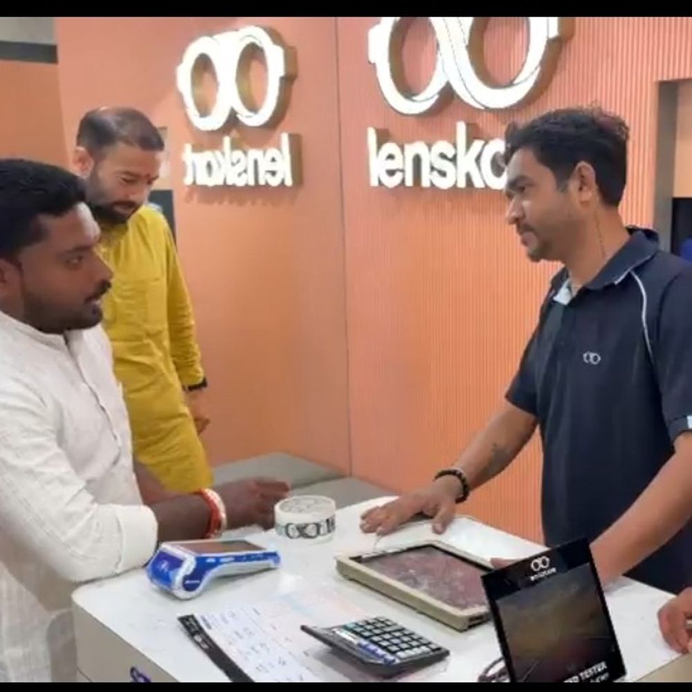 मुरादाबाद में लेंसकार्ट के शोरूम पहुंचे बजरंग दल कार्यकर्ता:कर्मचारियों को कलावा बांधकर दिया धार्मिक आस्था का संदेश