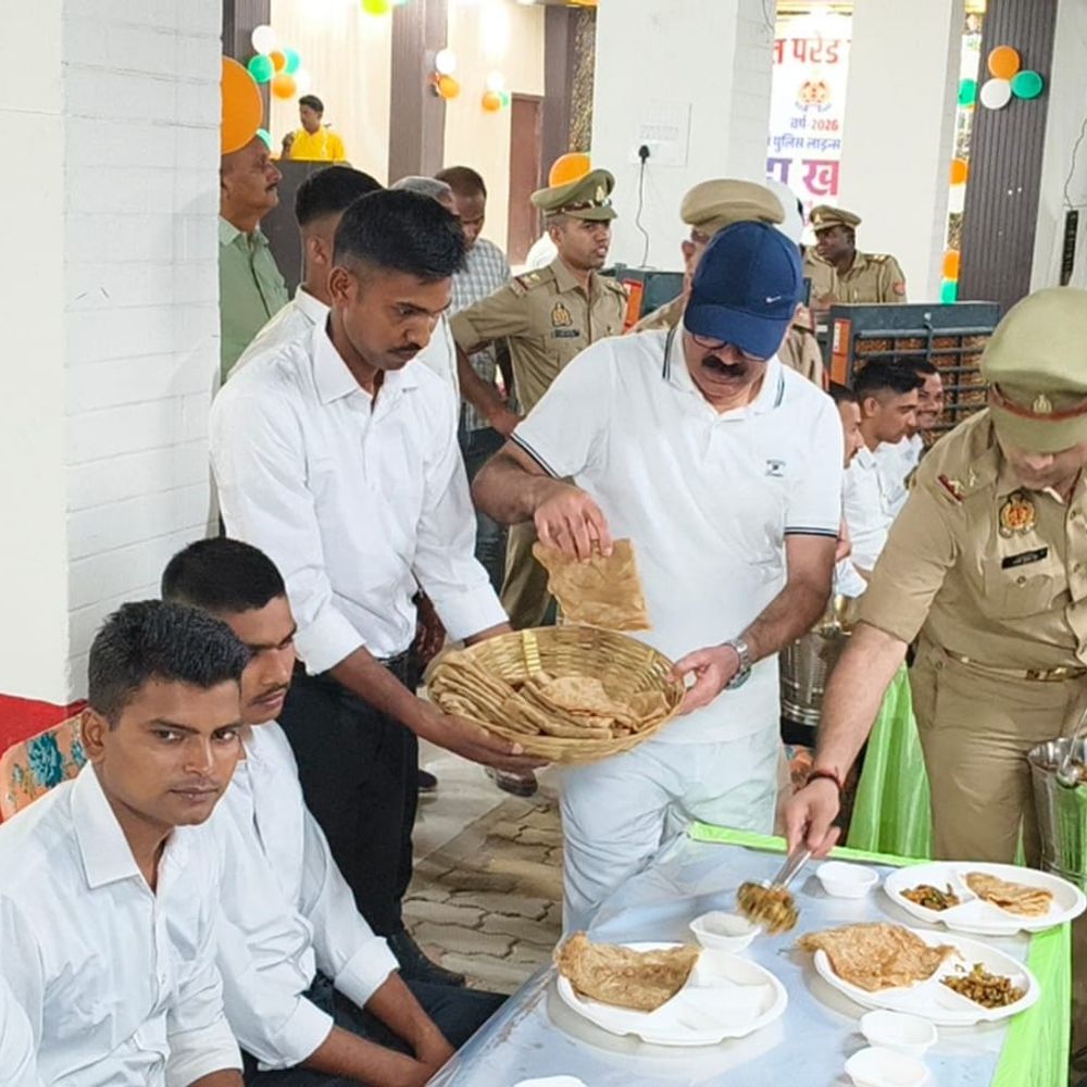 बलिया में डीआईजी ने ट्रेनी सिपाहियों से किया संवाद:दीक्षांत परेड से पहले 'बड़ा खाना' कार्यक्रम का आयोजन