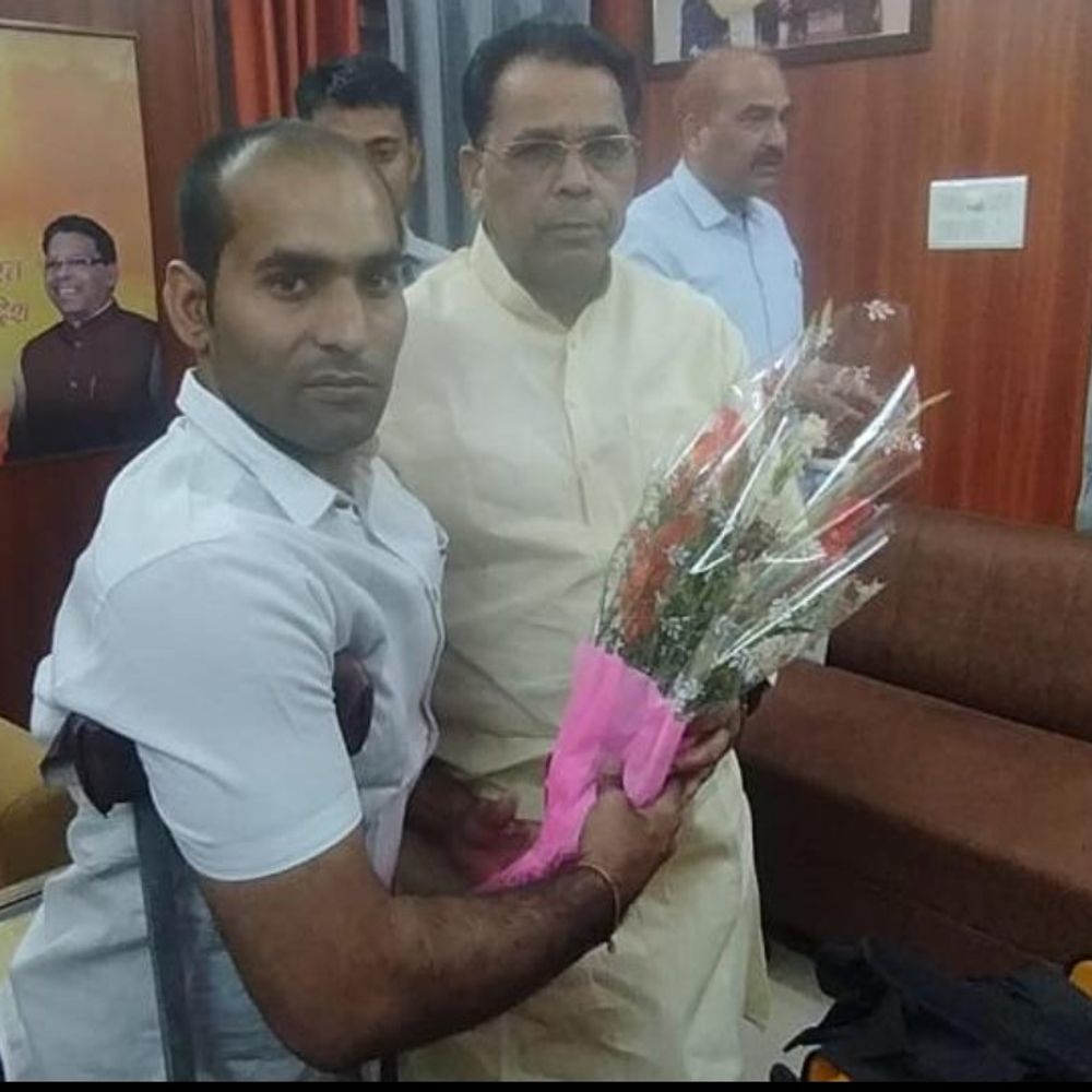 दिव्यांग बोर्ड सदस्य सागर शर्मा ने मंत्री से की मुलाकात:हाथरस के दिव्यांगों के मुद्दों पर चर्चा, कार्रवाई का मिला आश्वासन