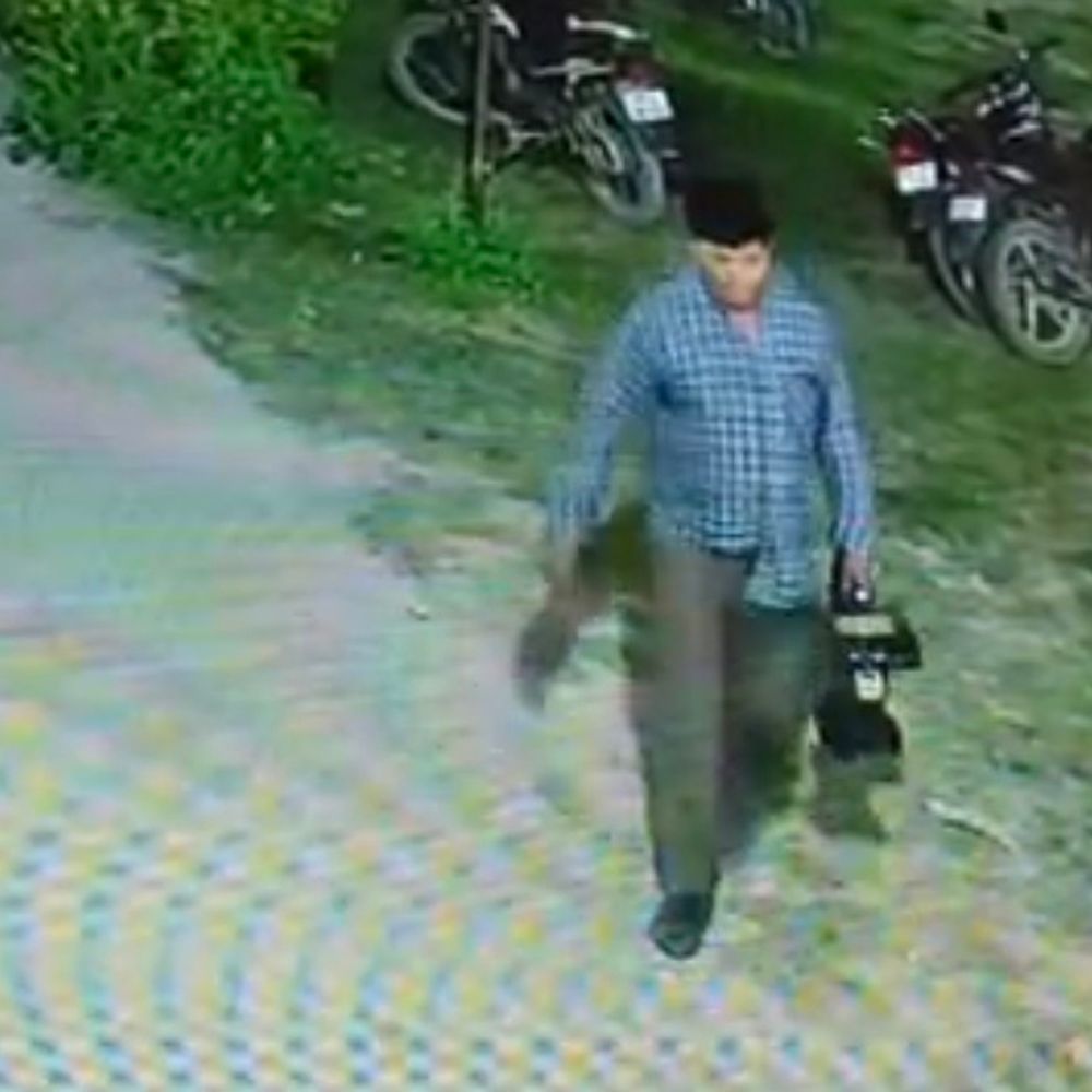 कैमरामैन स्टेज पर सोया, चोर ने कैमरा चुराया:दतिया में CCTV में कैद हुई दिनदहाड़े वारदात; पुलिस तलाश में जुटी