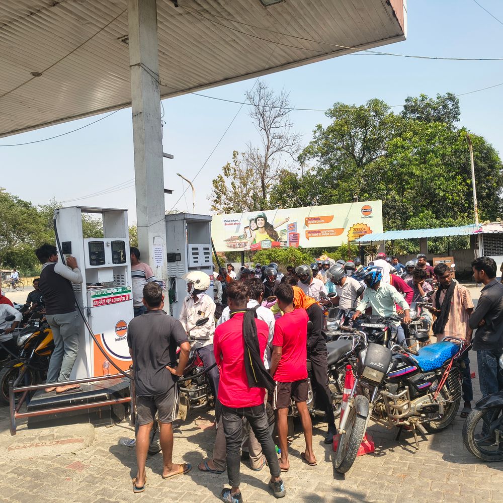 सिद्धार्थनगर में शिक्षकों को ईंधन में प्राथमिकता:जिला पूर्ति अधिकारी ने पेट्रोल पंपों को दिए निर्देश