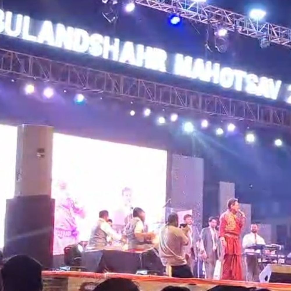 बुलंदशहर महोत्सव में गुरदास मान नाइट्स:हजारों युवा देर रात तक पंजाबी गानों पर झूमे