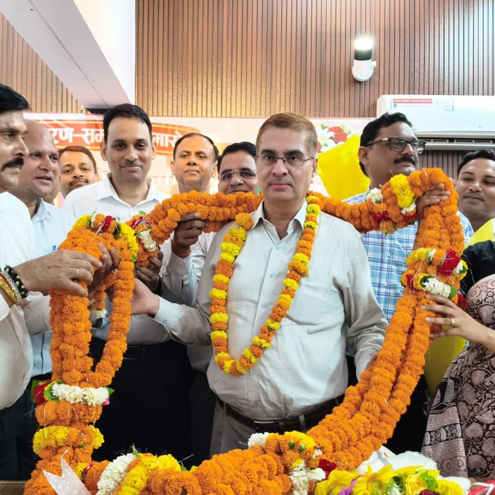 जिलाधिकारी बी.एन. सिंह को सोनभद्र से विदाई:कलेक्ट्रेट सभागार में अधिकारियों ने उनके कार्यों की सराहना की