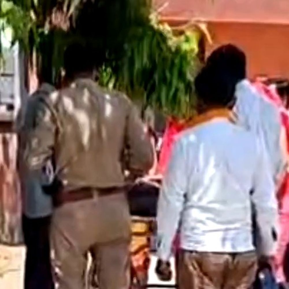 फर्रुखाबाद में युवक की संदिग्ध हालात में मौत:घर के बाहर पटिया पर मिला शव, पुलिस ने पोस्टमार्टम को भेजा