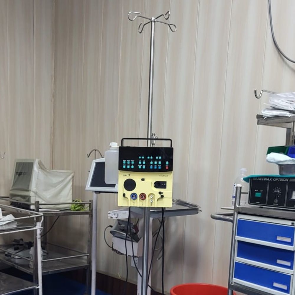 हैलेट अस्पताल में 40 लाख की स्विस मशीन लगी:अब बिना कैसेट होगा मोतियाबिंद का ऑपरेशन; हर मरीज के 4000 रुपए बचेंगे