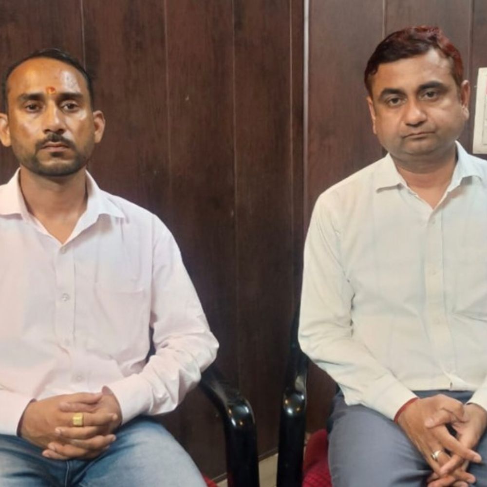 दस-हजार रुपए रिश्वत लेते एंटी करप्शन टीम ने दबोचा था:दो कर्मचारियों की गिरफ्तारी का वीडियो आया सामने, पर्स चेक किया फिर साथ ले गए