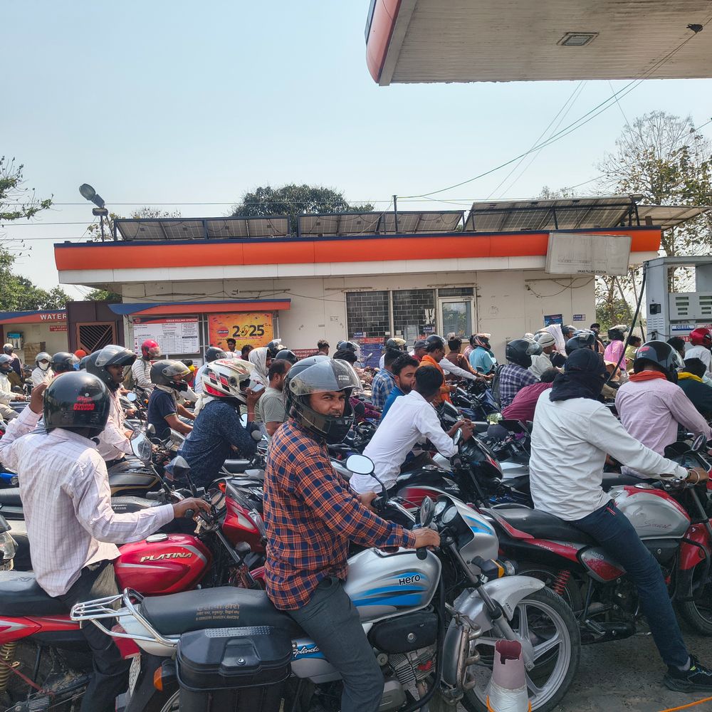 लू में पेट्रोल के लिए लाइन में खड़ा युवक बेहोश:सिद्धार्थनगर में पेट्रोल-डीजल की किल्लत, पंपों पर अफरातफरी और हाईवे जाम