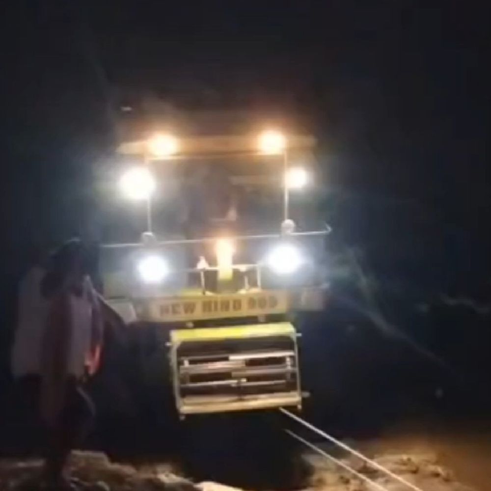 देवरिया में सरयू नदी में पलटा कंबाइन:गेहूं कटाई से लौटते समय हादसा, ड्राइवर बाल-बाल बचा