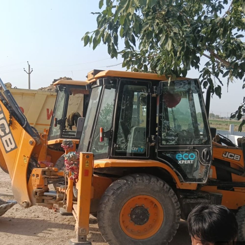 फर्रुखाबाद में अवैध खनन पर कार्रवाई:2 जेसीबी, 3 डंपर जब्त, छापेमारी के दौरान मिट्टी लदे वाहन पकड़े गए