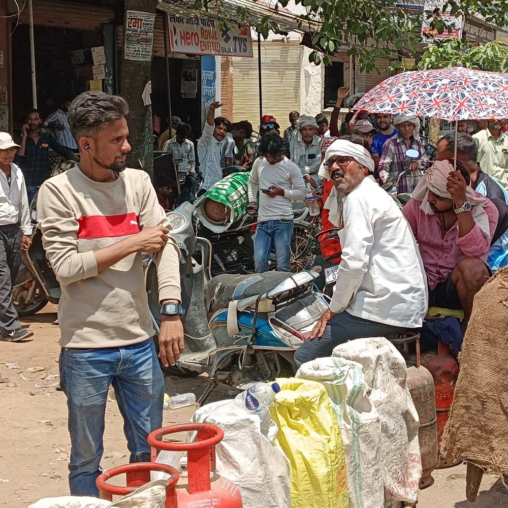 बस्ती में 12 दिन बाद भी नहीं मिला गैस सिलेंडर:रत्नाकर एजेंसी पर उपभोक्ताओं की भीड़, घंटों धूप में खड़े रहे