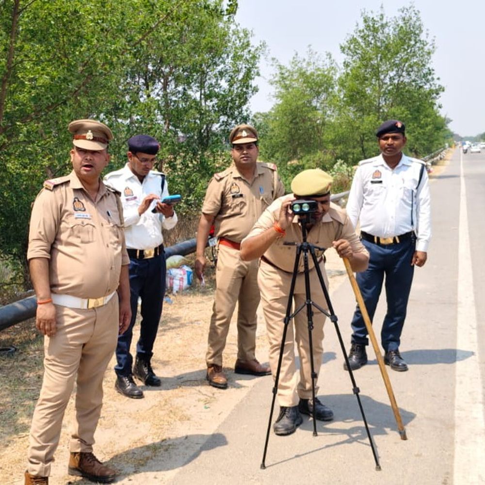महराजगंज में यातायात नियमों की अनदेखी पर पुलिस सख्त:स्पीड रडार गन से 6 वाहनों का 20 हजार का चालान