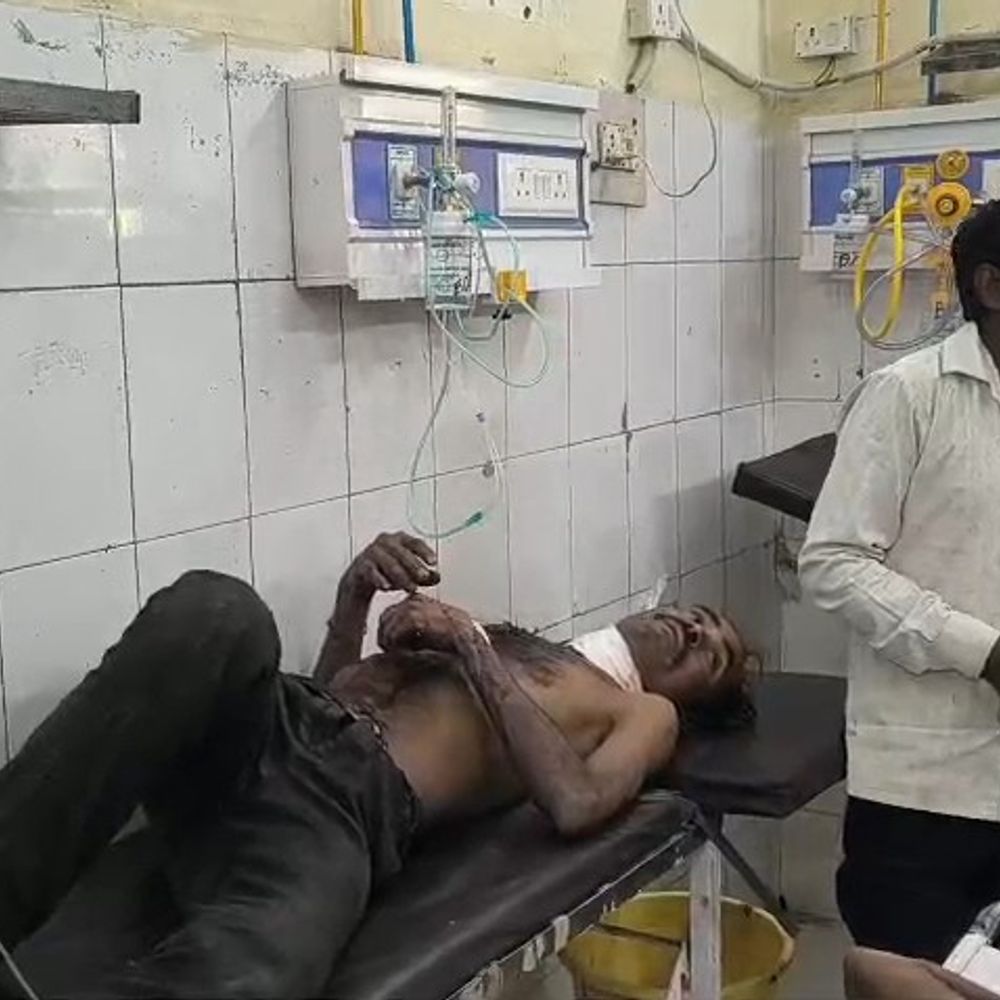 सीतापुर में मानसिक अस्वस्थ व्यक्ति ने खुद को चाकू मारा:घायल होकर गांव में घूमता रहा, गंभीर हालत में लखनऊ रेफर