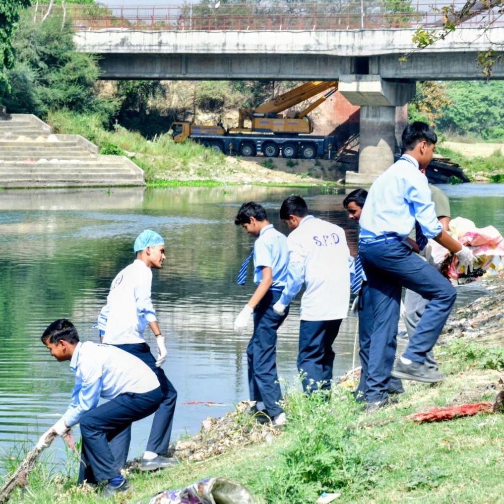 बस्ती में जर्जर पुल का मलबा हटा:कूआनो नदी का प्रवाह सुचारु, एबीवीपी अभियान सफल