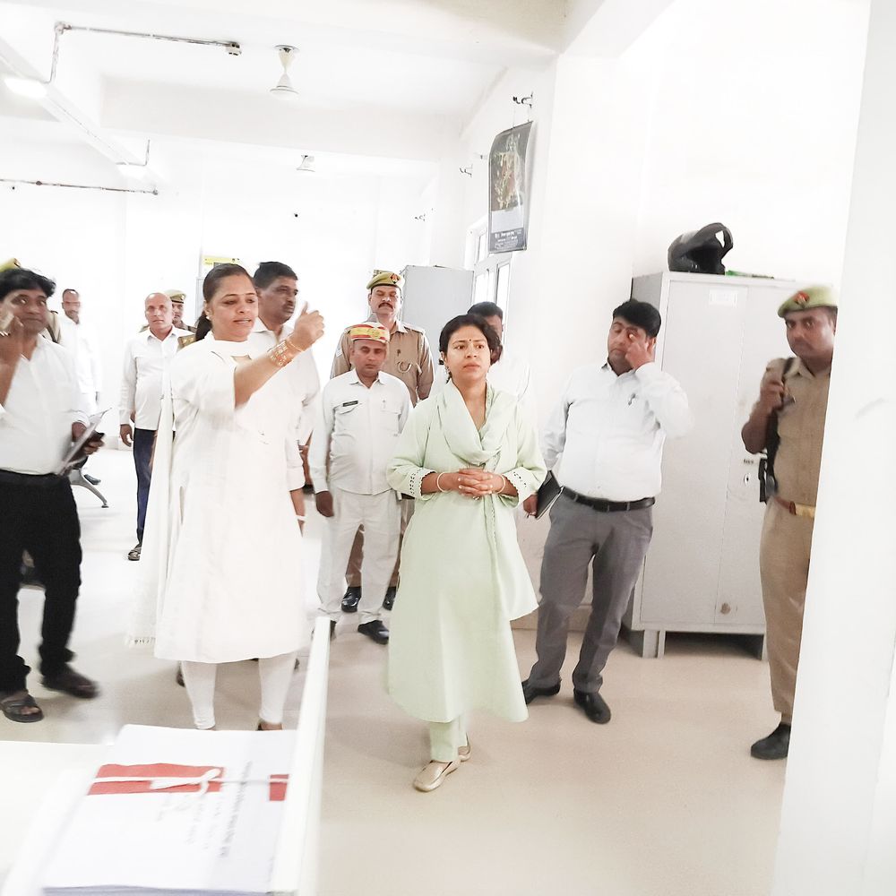 गोंडा में आयुक्त ने किया कार्यालयों का निरीक्षण:साफ-सफाई उचित ना मिलने पर लगाई फटकार, स्वच्छता व्यवस्था को लेकर दिए निर्देश