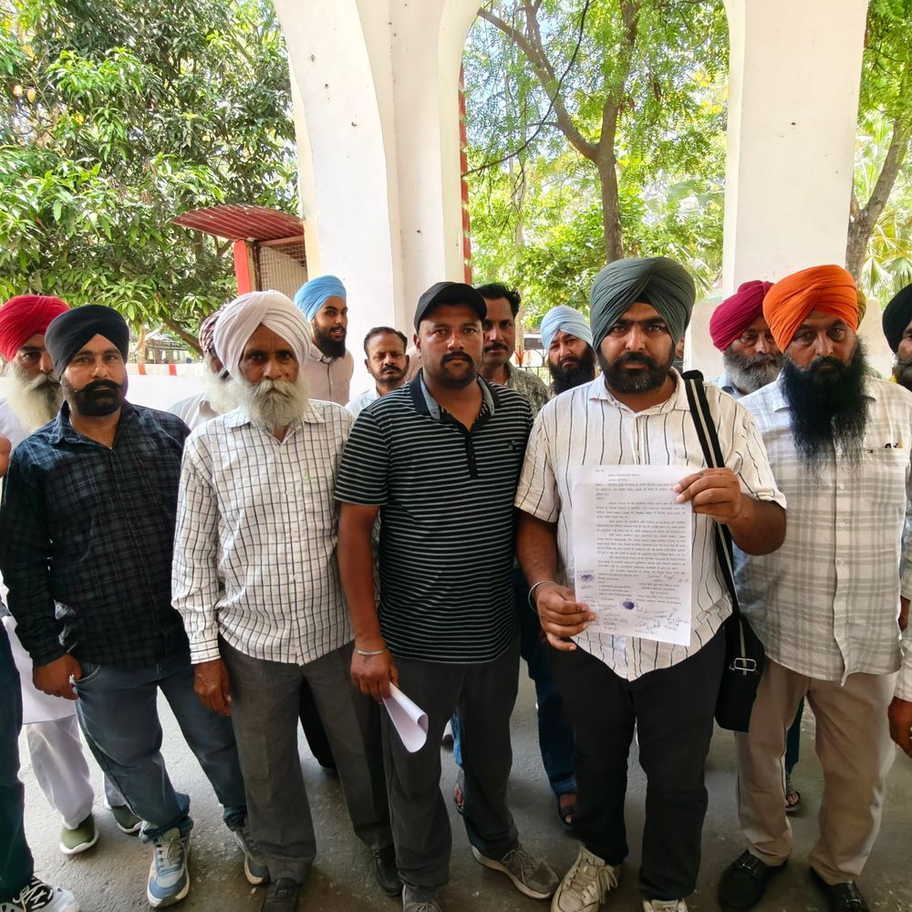 नानक सागर बांध विस्थापित किसानों ने डीएम को सौंपा ज्ञापन:इलाहाबाद HC के आदेश पर मुआवजे की मांग, कहा- हम अपना हक मांग रहे