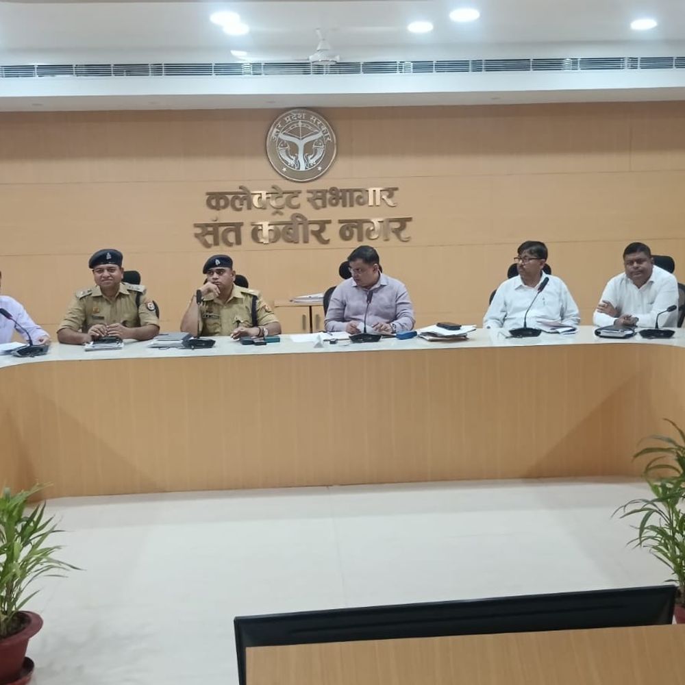 संतकबीरनगर में होमगार्ड्स परीक्षा की तैयारी को लेकर बैठक:DM-SP ने अधिकारियों को दिया प्रशिक्षण, 7 केंद्रों पर होगा एग्जाम