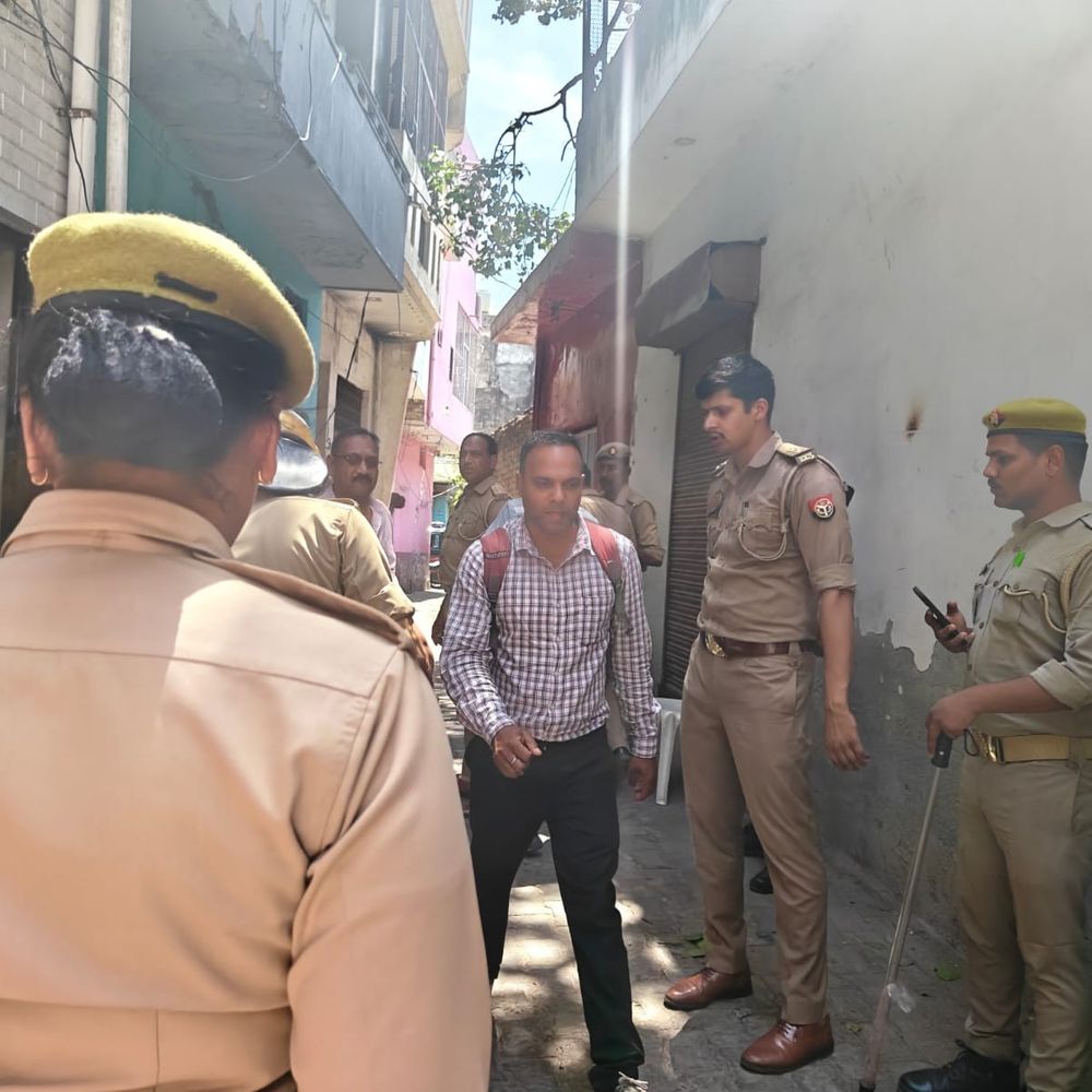 पीलीभीत में नकली हार्पिक बनाने-बेचने वाले गिरोह पर छापा:गोदाम से भारी मात्रा में टॉयलेट क्लीनर बरामद, जांच जारी