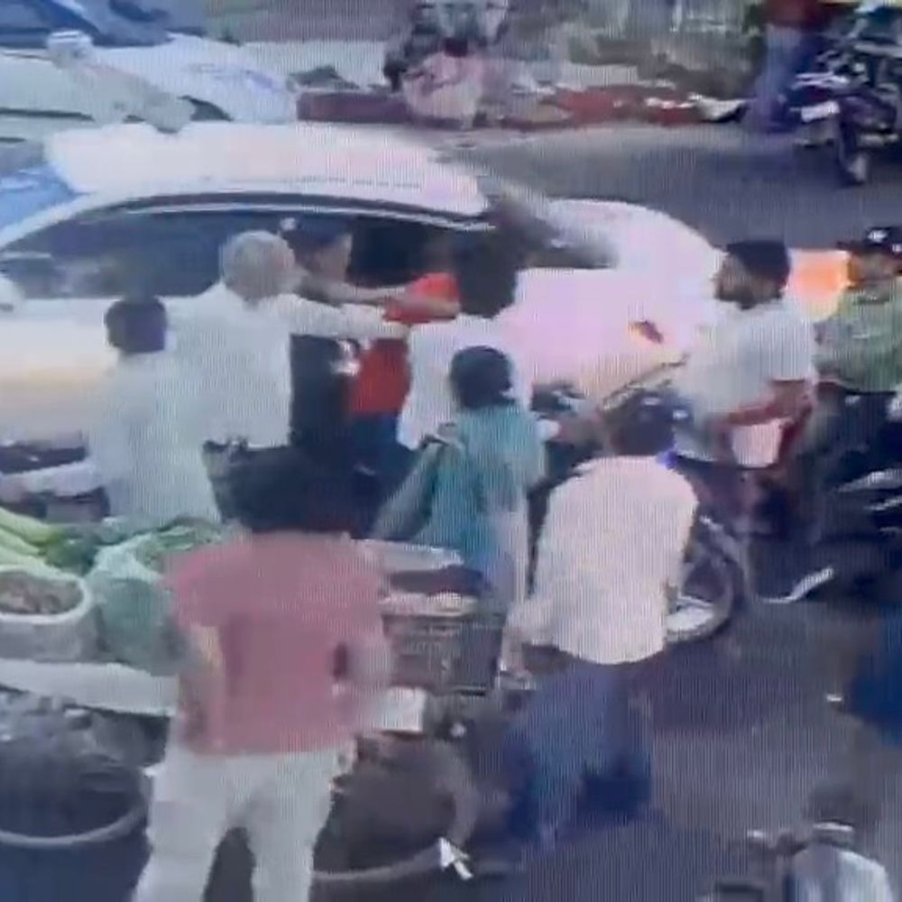 मुजफ्फरनगर में दंपती को सड़क पर पीटा, VIDEO:मामूली कहासुनी के बाद दबंगों ने की मारपीट, घटना CCTV में मामला कैद