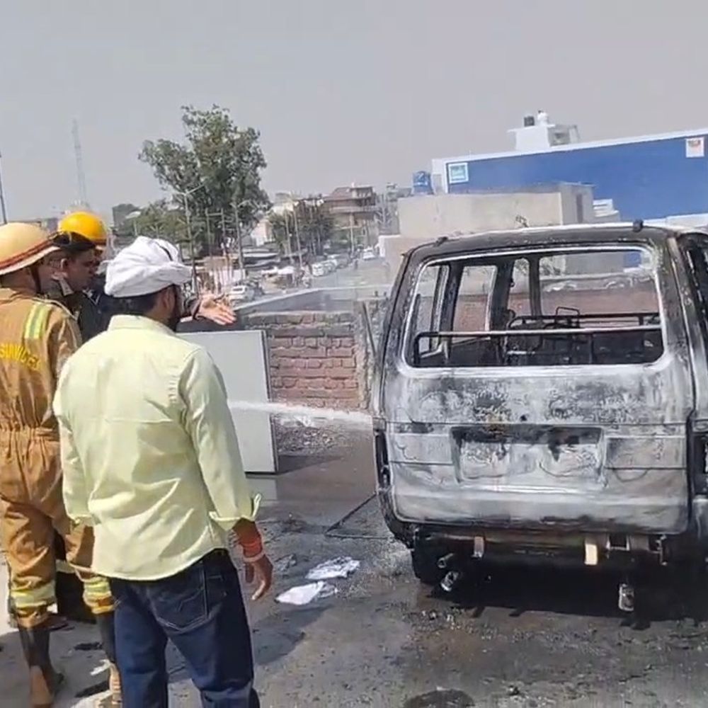 मारुति शोरूम और सर्विस सेंटर में खड़ी कार में आग:दूसरी मंजिल पर खड़ी ओमनी वैन जली, फायर ब्रिगेड ने काबू पाया