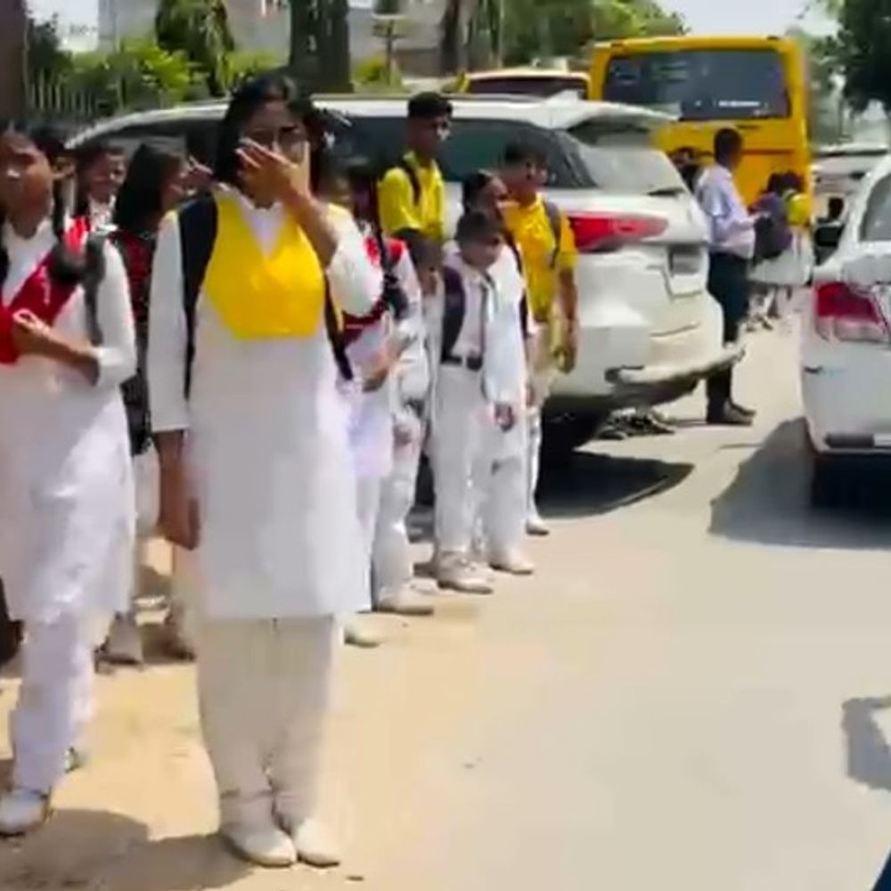 43°C पार तापमान, तपती धूप में स्कूली बच्चे बेहाल:चेतावनी : 4 दिनों तक चलेगी गर्म हवा, प्रयागराज तीसरा सबसे गर्म जिला